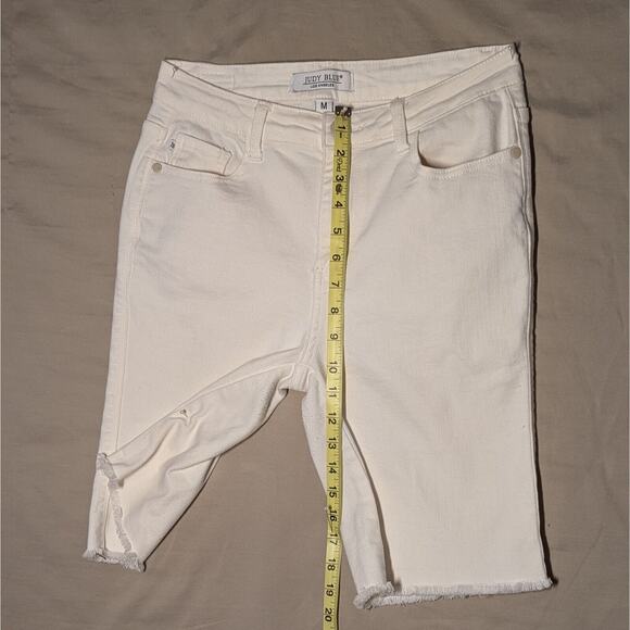 Judy Blue Shorts Women Size Medium White Denim 5 Pocket Bermuda Stretch Raw Edge - Picture 4 of 11